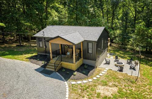 Goreville House | Modern Cabin Hot Tub & Shawnee Forest Access