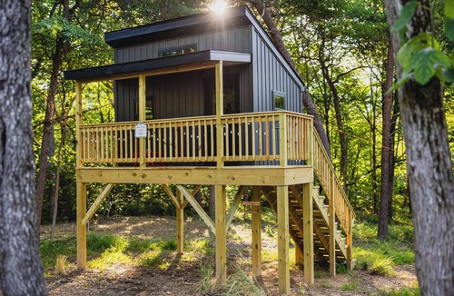 Bakerton Cabin | Modern Cabin, Kids' Playhouse, Firepit, 5acres, across river from Harpers Ferry