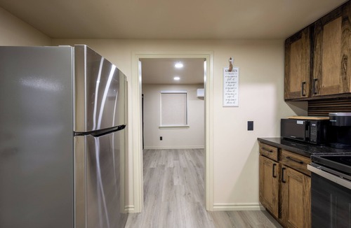 Tulsa Cabin | Modern Cabin Mins frm TU, Downtown, Gathering Pl, St John, HIlcrest Downstairs