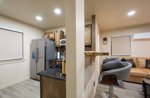 Tulsa Cabin | Modern Cabin Mins from TU, Downtown, Expo, St John and HIlcrest - upstairs