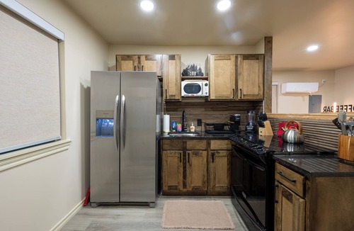 Tulsa Cabin | Modern Cabin Mins from TU, Downtown, Expo, St John and HIlcrest - upstairs