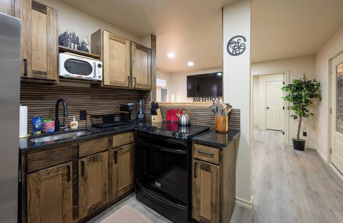 Tulsa Cabin | Modern Cabin Mins from TU, Downtown, Expo, St John and HIlcrest - upstairs