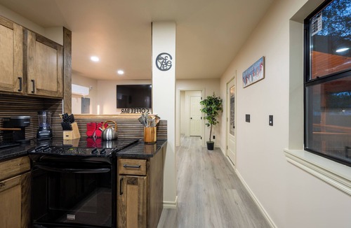 Tulsa Cabin | Modern Cabin Mins from TU, Downtown, Expo, St John and HIlcrest - upstairs