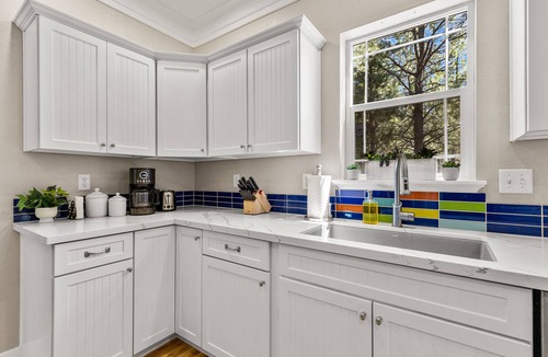 Ponderosa Trails Cabin | Modern Cabin Minutes to Flagstaff! Trailside Retreat w/Trails/Park & 2 Car Garage