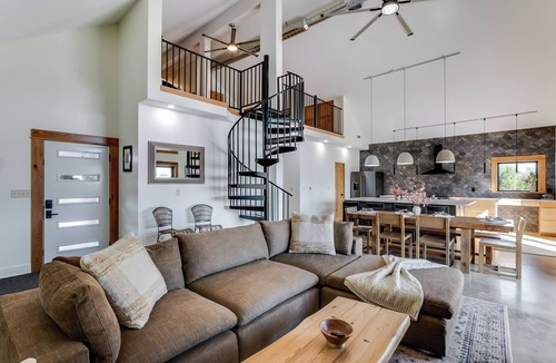 Murdock House | Modern Cabin Near Cheney Lake W Pool & Hot Tub!