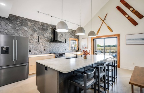 Murdock House | Modern Cabin Near Cheney Lake W Pool & Hot Tub!