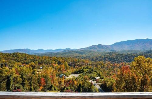 Gatlinburg Villa | Modern Cabin near Smoky Mountain National Park