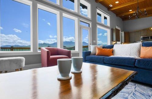 Gatlinburg Villa | Modern Cabin near Smoky Mountain National Park