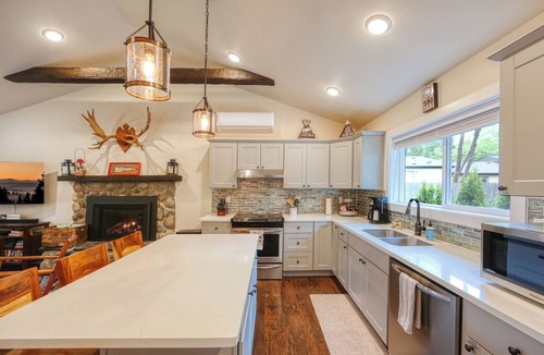 Welches House | Modern Cabin ~ Cozy Fireplace ~ Large Fully Fenced Yard
