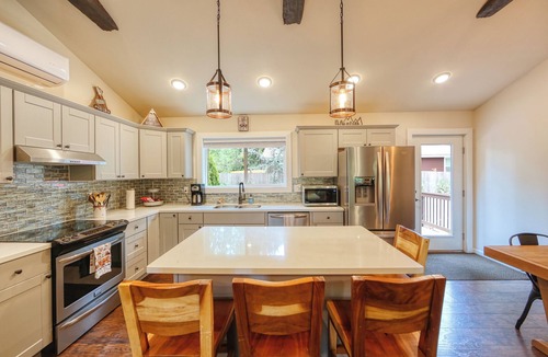Welches House | Modern Cabin ~ Cozy Fireplace ~ Large Fully Fenced Yard