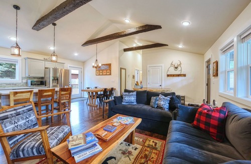 Welches House | Modern Cabin ~ Cozy Fireplace ~ Large Fully Fenced Yard