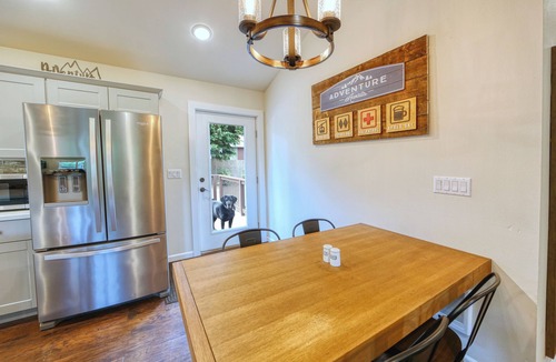 Welches House | Modern Cabin ~ Cozy Fireplace ~ Large Fully Fenced Yard