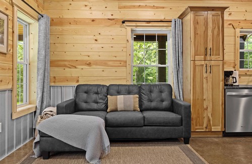 Hanover House | Modern cabin very close to scenic riverfront walks