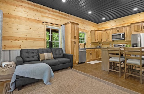 Hanover House | Modern cabin very close to scenic riverfront walks