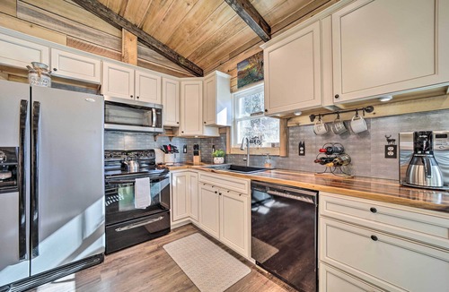 Pisgah Forest Cottage | Modern Cabin w/Fire Pit < 3 Mi to Trails!