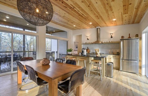 Broken Bow Cabin | Modern Cabin w/Hot Tub, Sport Court & Deck | Near Group Cabins