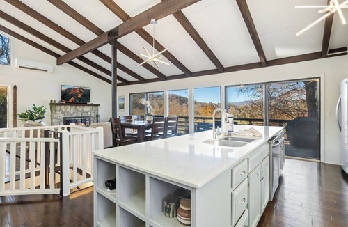 Sugar Mountain Cabin | Modern Cabin with Mountain Views Near Skiing