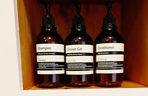 Poughkeepsie House | Modern cape near walkway