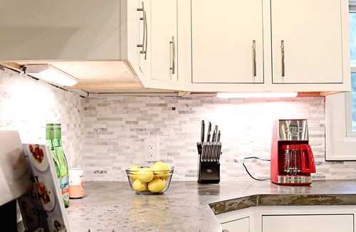 Poughkeepsie House | Modern cape near walkway