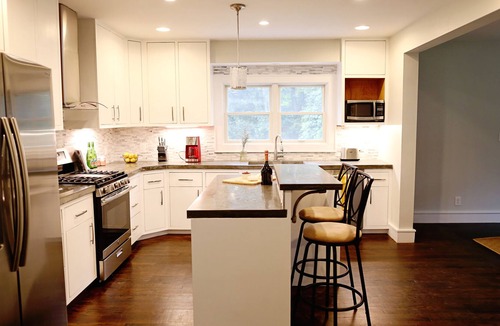 Poughkeepsie House | Modern cape near walkway