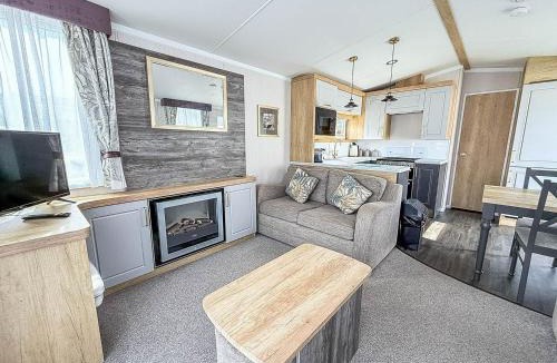 Great Yarmouth Other | Modern Caravan At Caldecott Hall With Decking In Norfolk, Sleeps 8 Ref 91068C