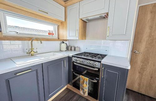 Great Yarmouth Other | Modern Caravan At Caldecott Hall With Decking In Norfolk, Sleeps 8 Ref 91068C