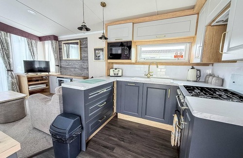 Hopton House | Modern caravan at Caldecott Hall with decking in Norfolk, sleeps 8 ref 91068C