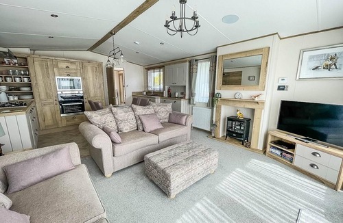 Saxmundham House | Modern caravan with large decking area, ref 60057CH