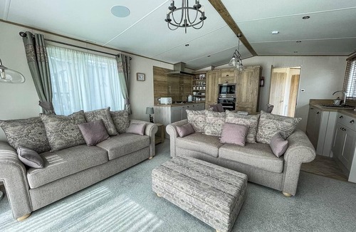 Saxmundham House | Modern caravan with large decking area, ref 60057CH