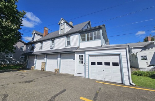 Warren Apartment | Modern Carriage House