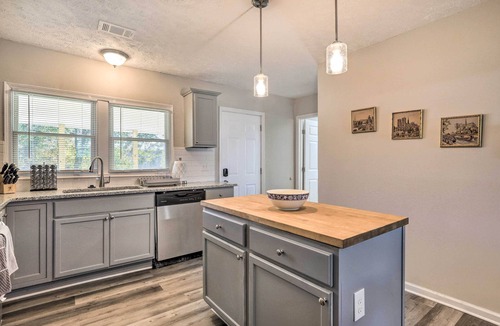 Carrollton House | Modern Carrollton Home w/ Deck - Pets Welcome