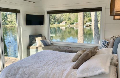 Gig Harbor Apartment | Modern Casita on Waterfront