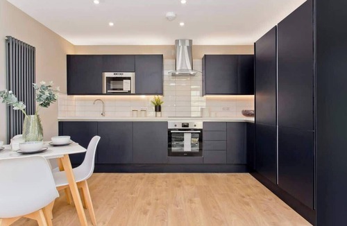 Bonnington Apartment | Modern central 2 bedroom apartment with parking