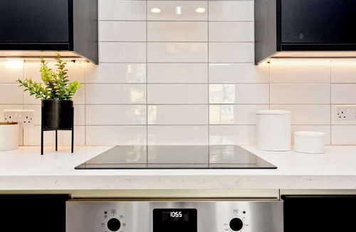 Bonnington Apartment | Modern central 2 bedroom apartment with parking