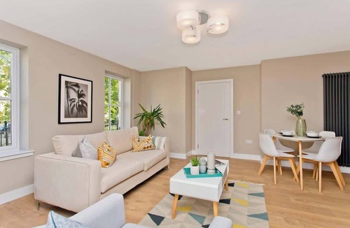 Bonnington Apartment | Modern central 2 bedroom apartment with parking