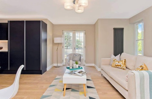 Bonnington Apartment | Modern central 2 bedroom apartment with parking