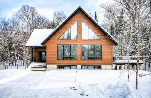 Lac Superieur Village Cottage | Modern Chalet 1.2KM to Tremblant's North Side!