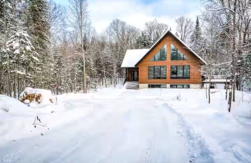 Lac Superieur Village Cottage | Modern Chalet 1.2KM to Tremblant's North Side!