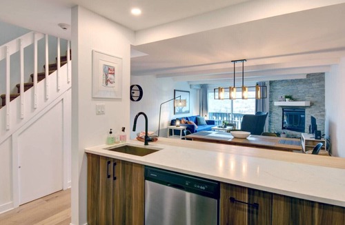 Mont-Tremblant Apartment | Modern Chalet: Beautiful Lake & Mountain View