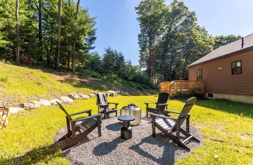 Kerhonkson Cabin | Modern Chalet w/Firepit, BBQ, Fast Wi-Fi, Deck