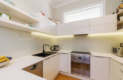 Wellington House | Modern Character Villa | Parking & Sunny Courtyard