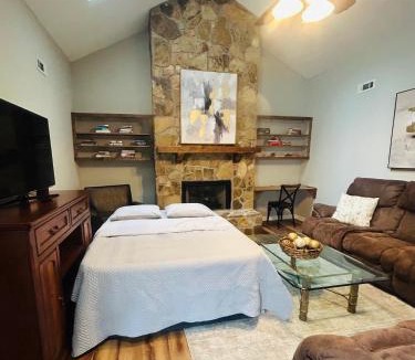 Ashley Oaks House | Modern Charm