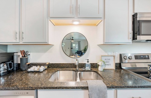 Benton House | Modern Charming 3BR/2BA Home. Walking distance to Downtown Benton & Tyndall Park