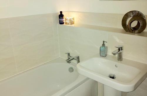 Runcorn House | Modern, chic 3-storey town house