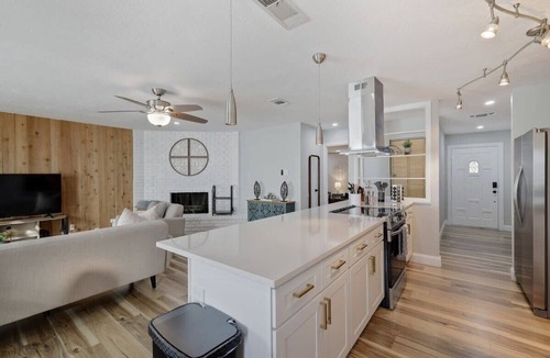 The Colony House | Modern Chic Comfort with Pool Time Fun in the Sun!