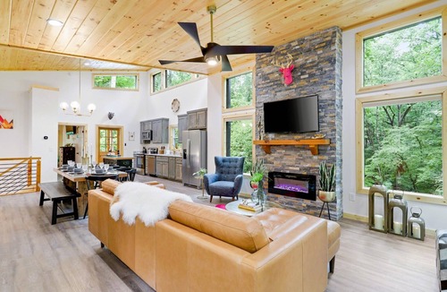 Ellijay House | Modern Chic Luxie Bear - Hot Tub - Game Room - Nursery - Blue Ridge - Ellijay GA