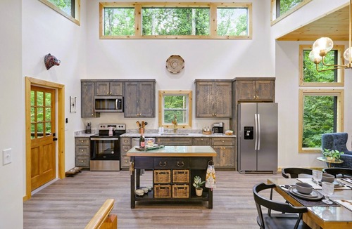 Ellijay House | Modern Chic Luxie Bear - Hot Tub - Game Room - Nursery - Blue Ridge - Ellijay GA