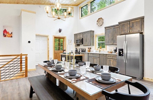 Ellijay House | Modern Chic Luxie Bear - Hot Tub - Game Room - Nursery - Blue Ridge - Ellijay GA