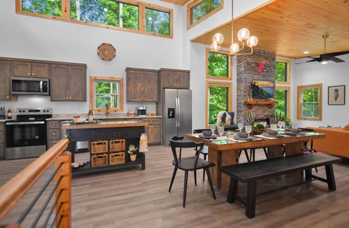Ellijay House | Modern Chic Luxie Bear - Hot Tub - Game Room - Nursery - Blue Ridge - Ellijay GA