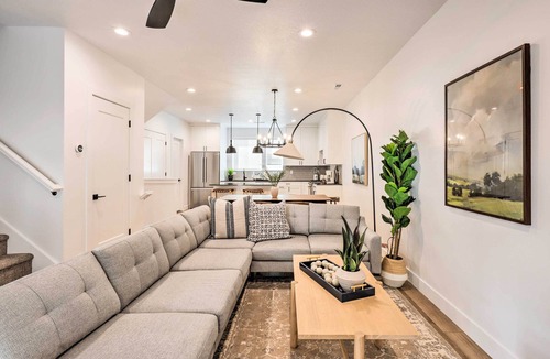 Central Business District Apartment | Modern-chic Provo Townhome 1 Mi to BYU Campus